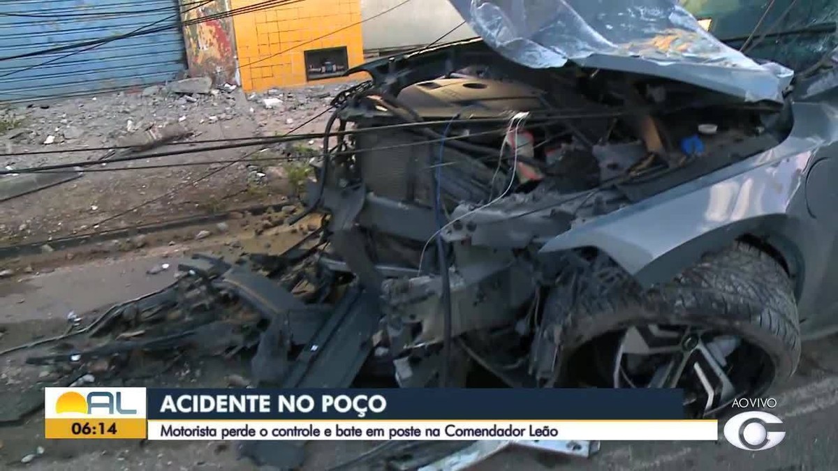 Motorista Perde Controle De Carro Derruba Poste E Preso Sinais