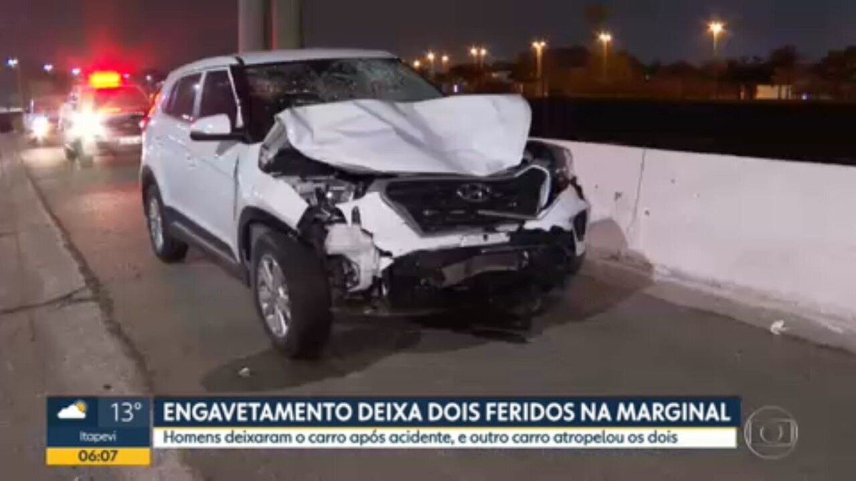 Engavetamento entre três carros deixa dois feridos na Marginal Tietê em