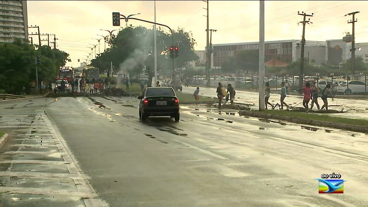 Moradores Interditam E Realizam Protesto Na Avenida Carlos Cunha Em S O