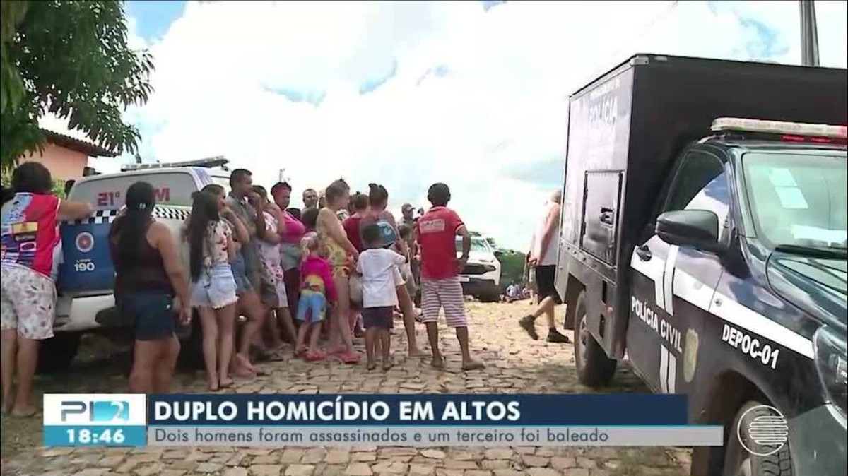 Dois homens são assassinados a tiros e outro é baleado dentro de