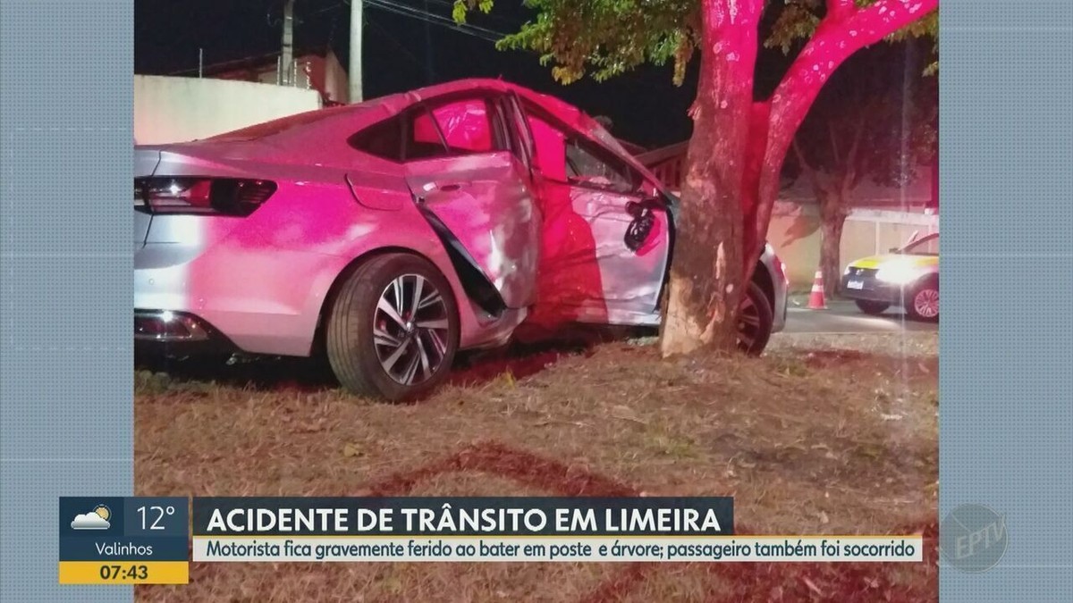 Motorista fica em estado grave após bater carro em poste e em árvore em