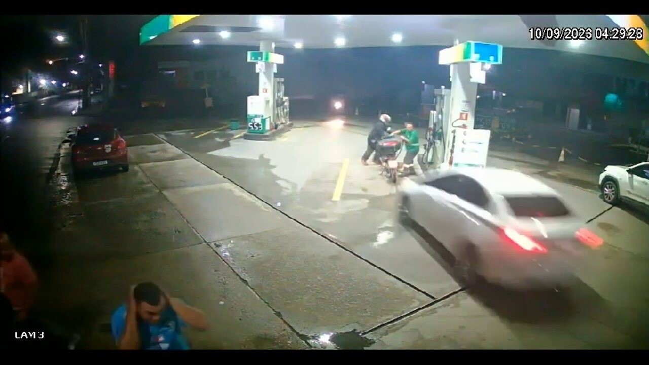 Carro Em Alta Velocidade Invade Posto De Gasolina Atinge Moto E