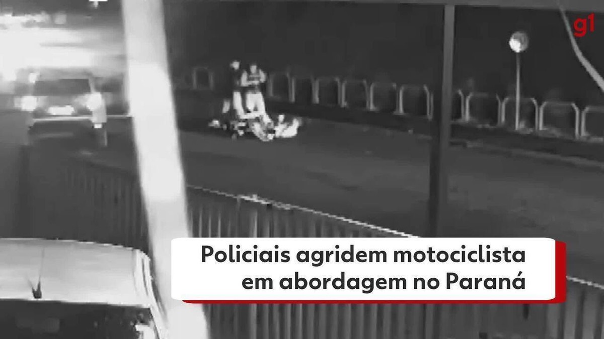 VÍDEO Viatura invade pista contrária acerta moto e policiais agridem