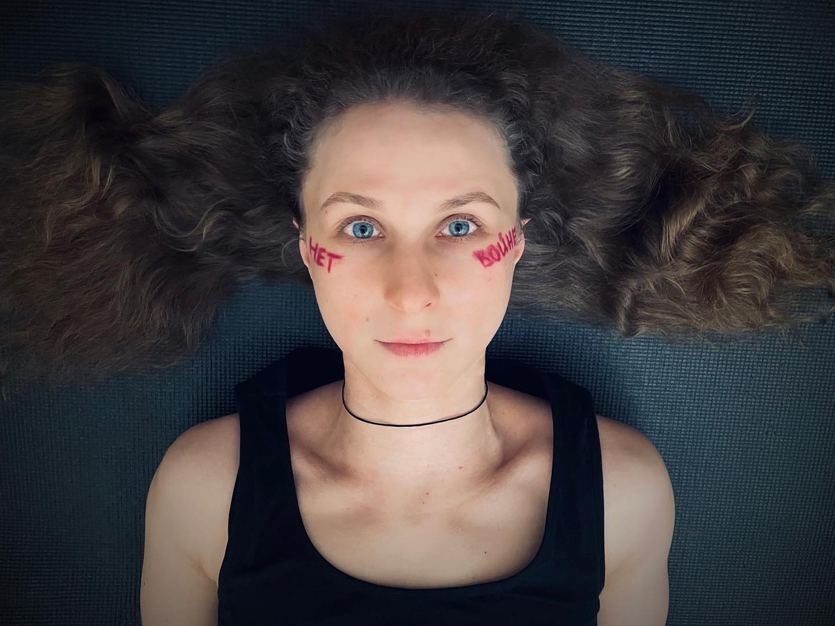 Ativista da banda Pussy Riot foge da Rússia disfarçada de entregador de comida Pop Arte G1