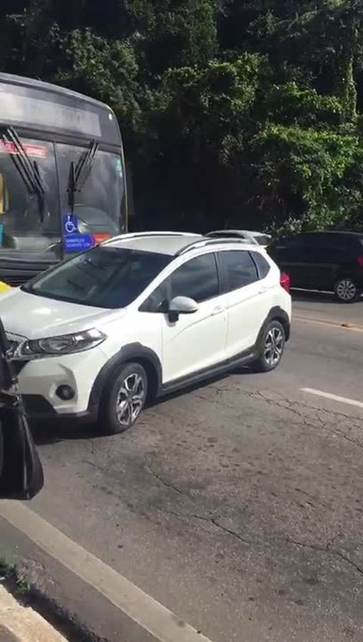 Colisão entre ônibus e dois carros deixa trânsito lento na Ladeira