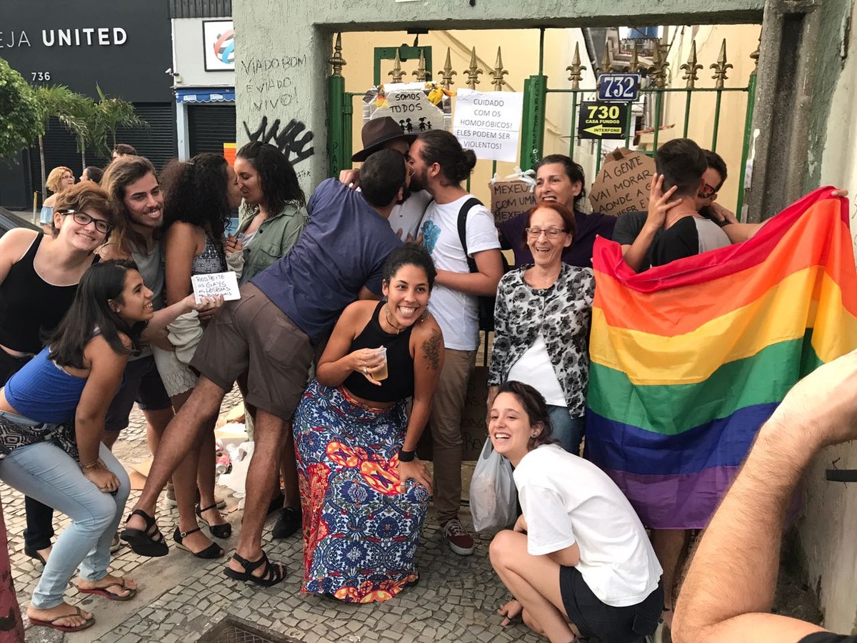 Grupo Protesta Em Vila Onde Casal Gay Diz Ter Sido Agredido Vizinhos Negam Rio De Janeiro G