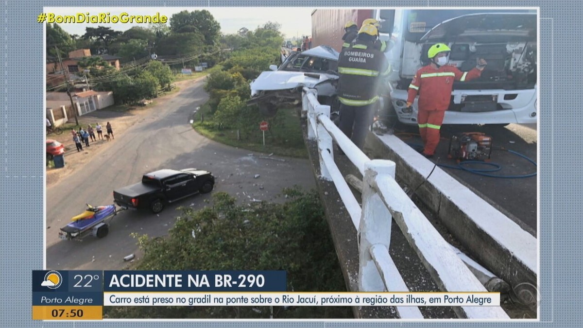 Carro fica pendurado em ponte após colisão contra caminhão na saída de