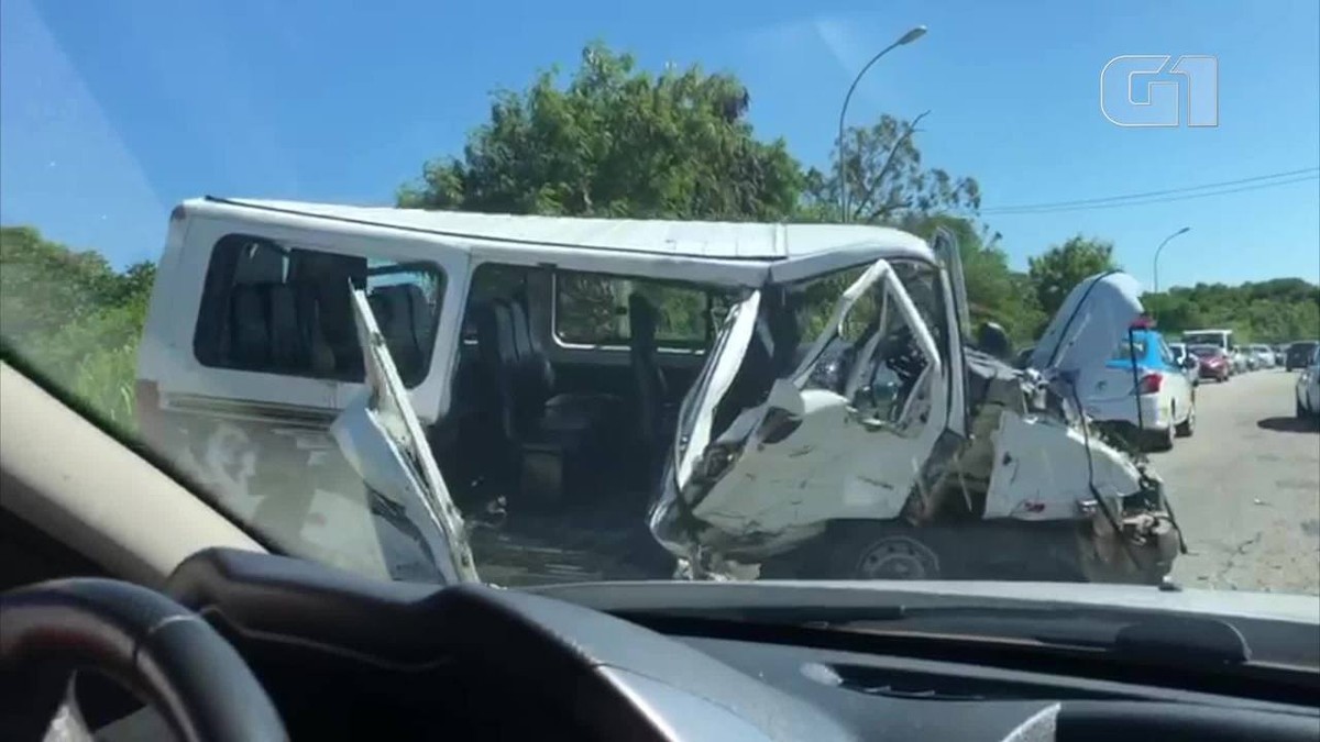 Colisão entre carro e van deixa 17 feridos na RJ 102 em Búzios