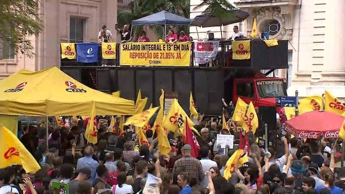 Professores estaduais decidem manter greve que já dura quase dois meses