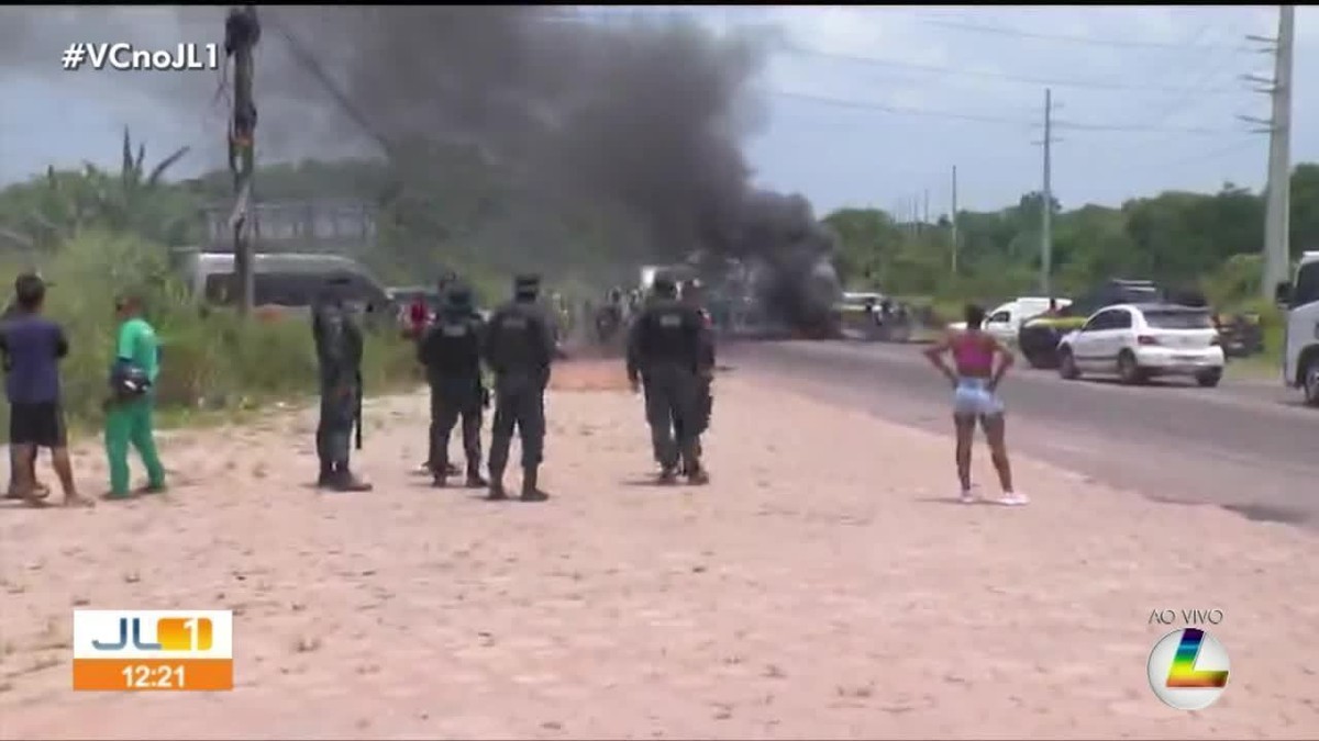 Moradores interditam a rod BR 316 em protesto pela falta de água em