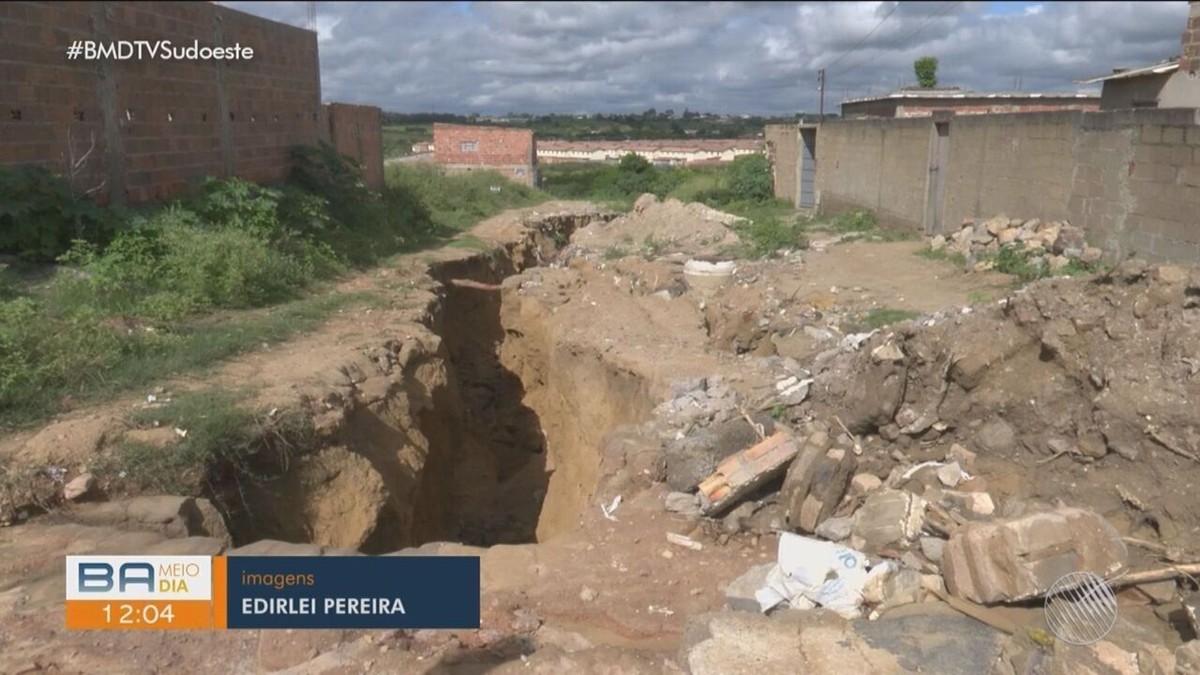 Moradores Reclamam De Cratera Formada Ap S Fortes Chuvas Em Vit Ria Da