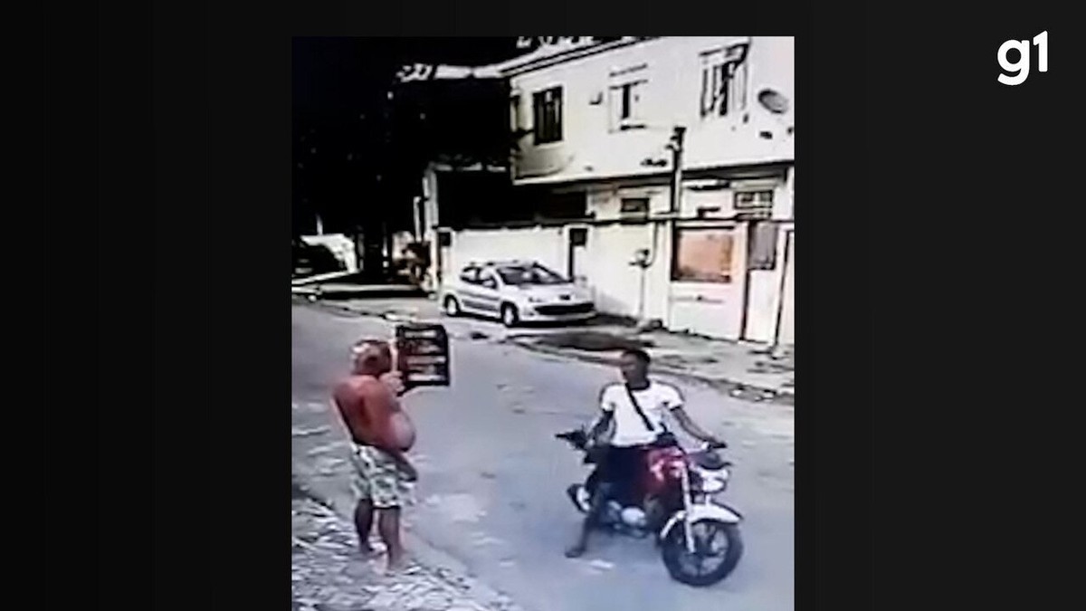 Bandido Armado E Em Moto Rende Morador E Rouba Gaiola Passarinho Em