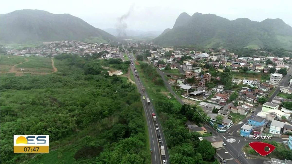 Moradores de Fundão fecham rodovia ES 010 para protestar contra