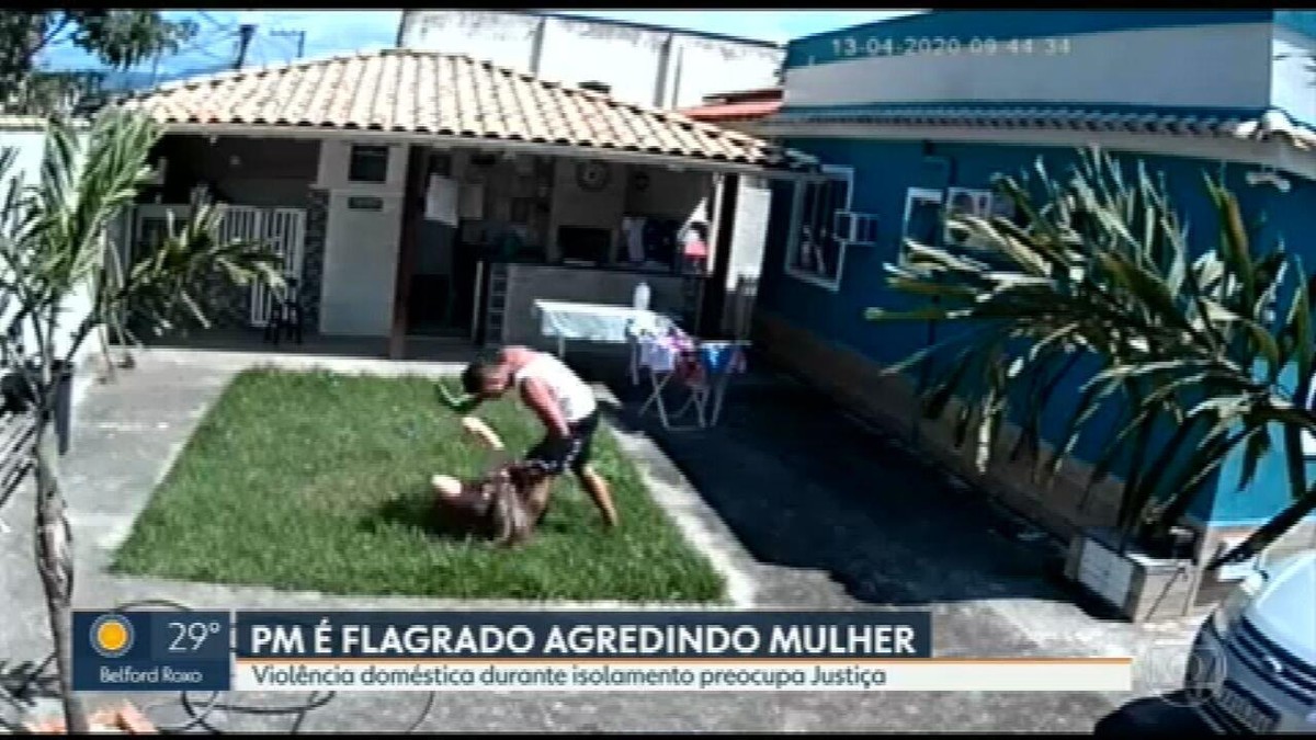 V Deo Mostra Cabo Da Pm Espancando A Mulher Em Belford Roxo Na Baixada