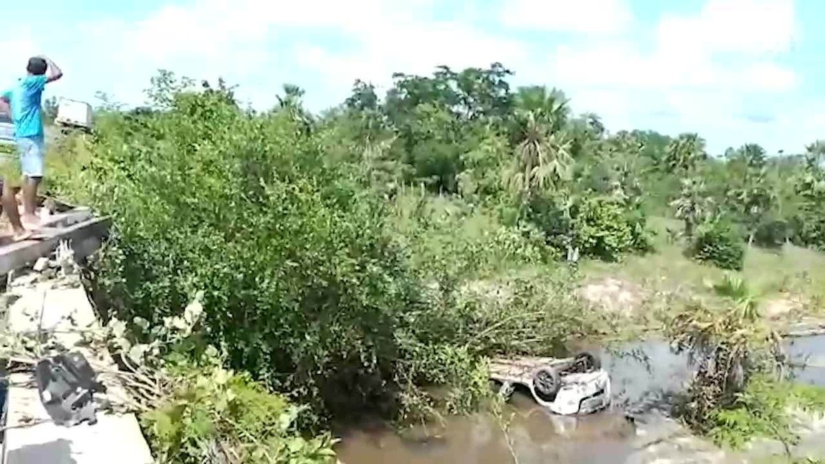 Carro Capota Cai Em Riacho E Fica Submerso Em Jos De Freitas Piau