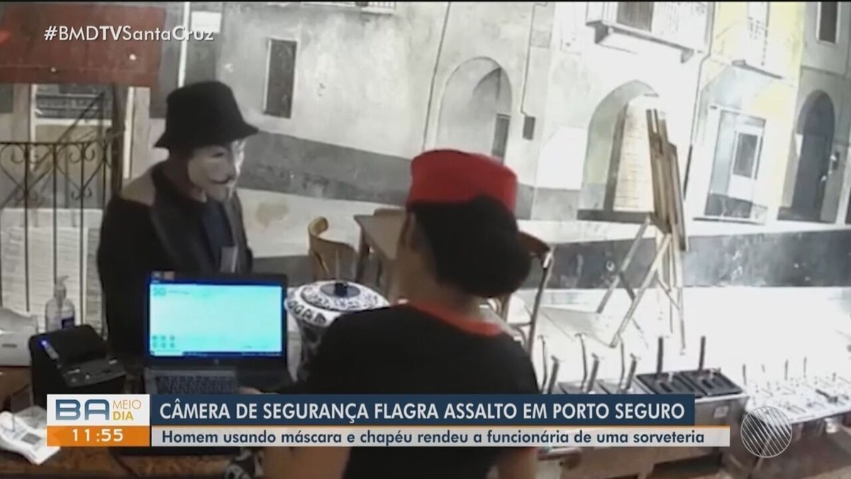 VÍDEO homem assalta sorveteria na Bahia máscara de personagem do