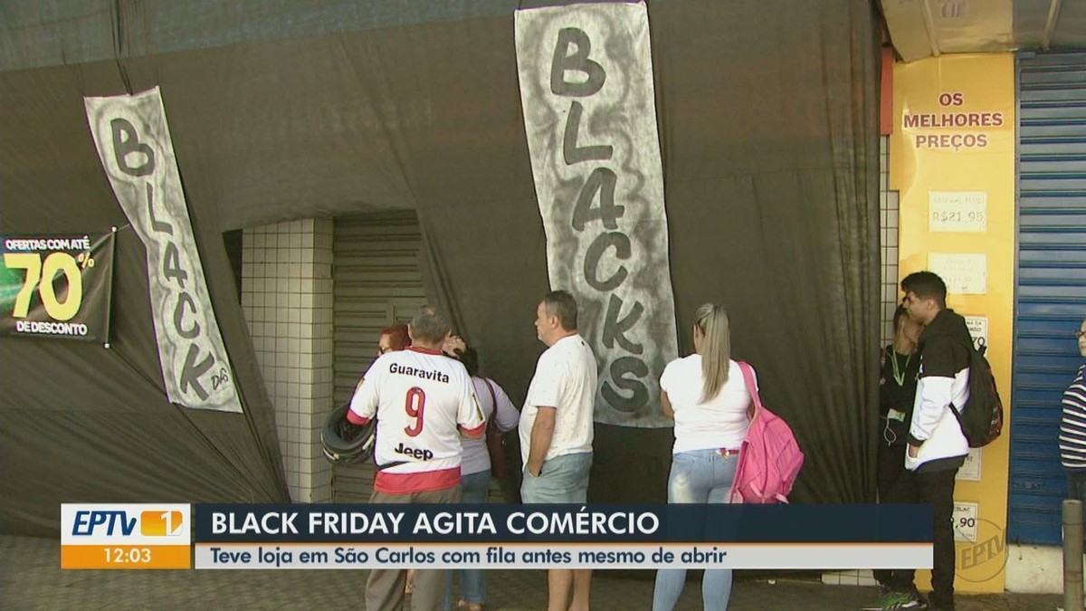 Black Friday consumidores de São Carlos enfrentam filas em busca de