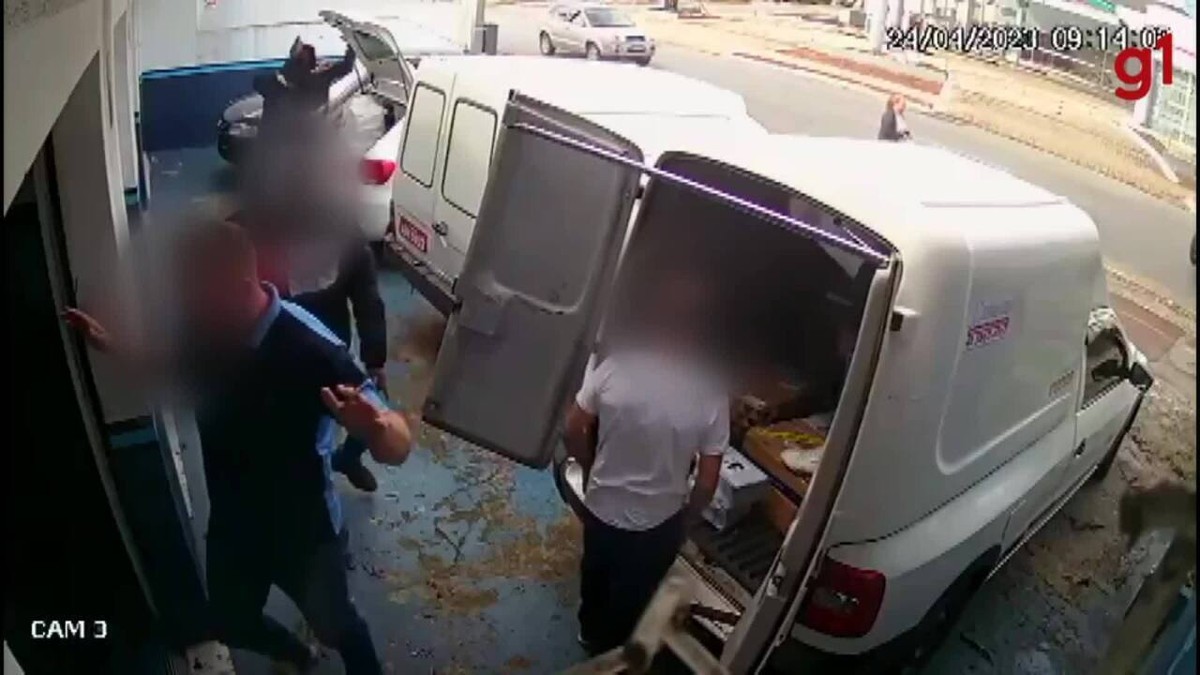 VÍDEO Homem é preso suspeito de render funcionários e roubar celulares