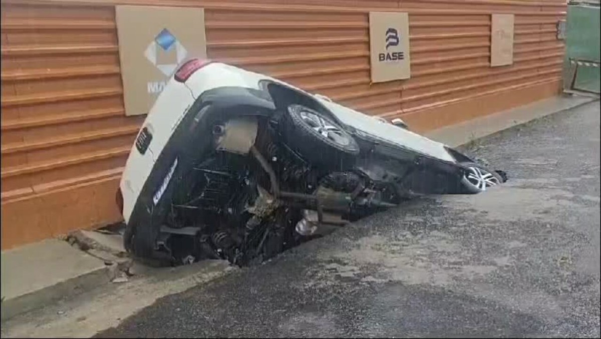 Alagamentos carro engolido por cratera queda de árvore chuva deixa