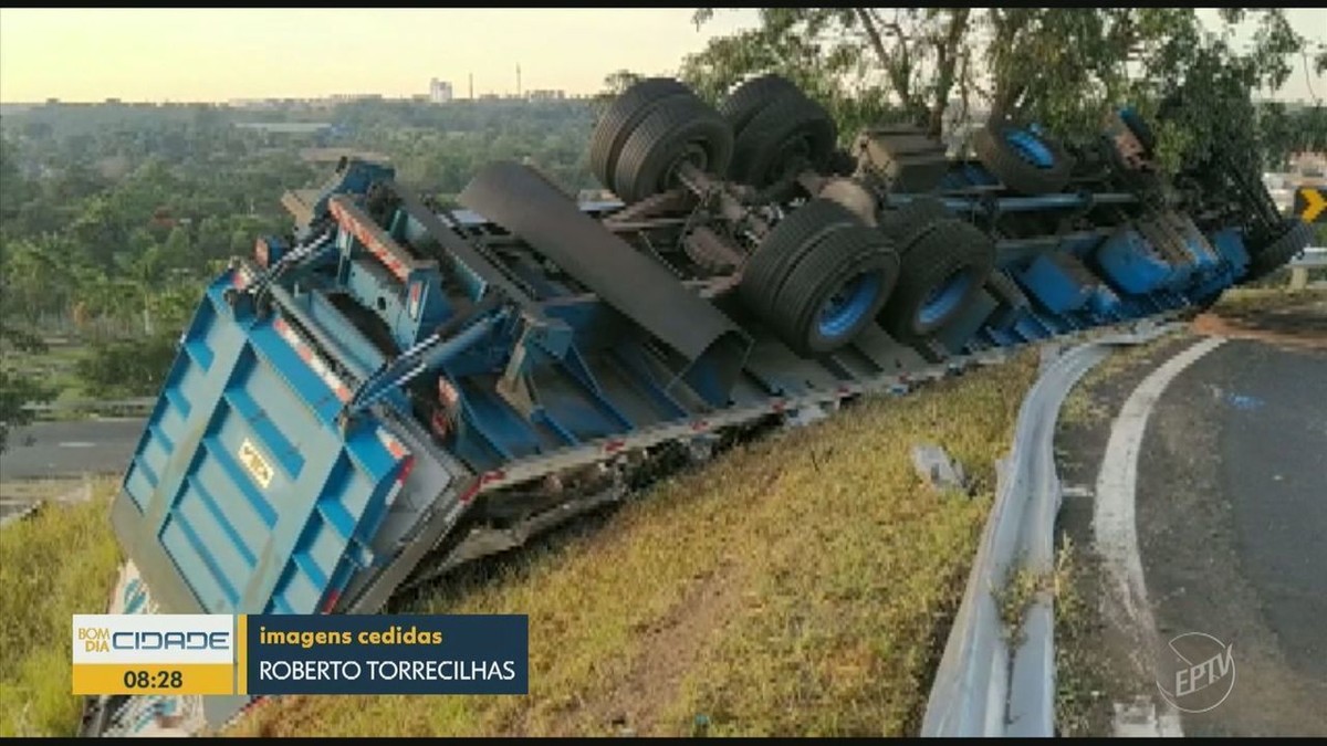 Caminhão oito toneladas de bobinas de papel tomba em rodovia de