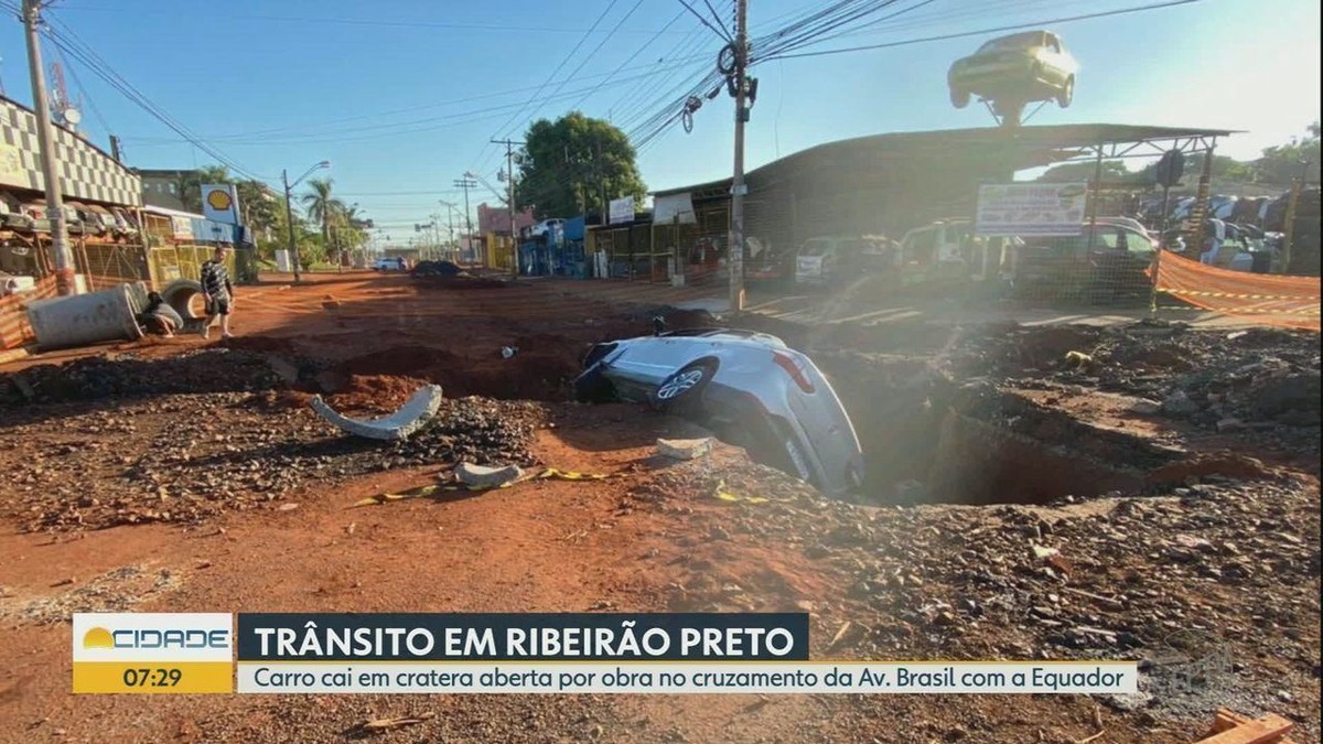 Motorista não vê interdição e cai carro dentro de cratera aberta