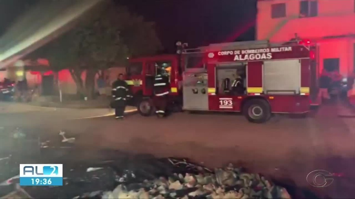 Inc Ndio Destr I Barracos Da Favela Portelinha Em Macei Alagoas G