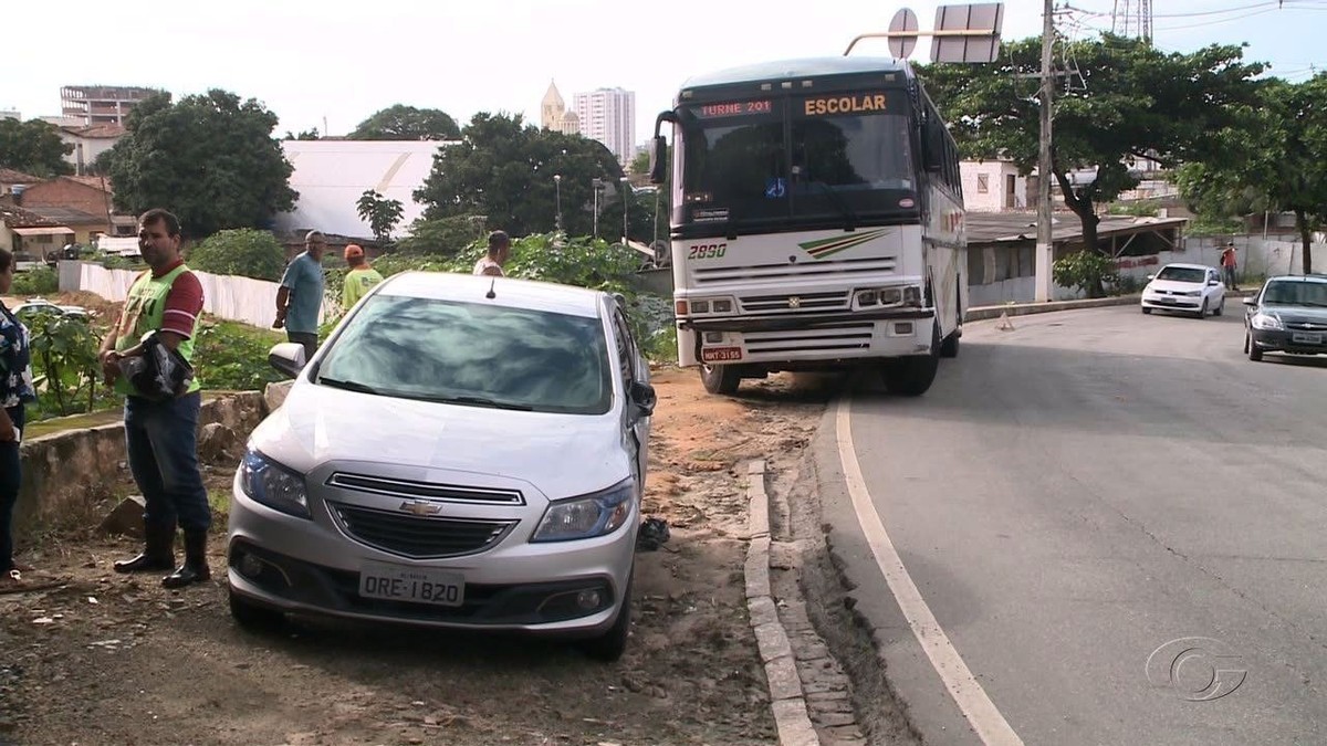 Carro e ônibus escolar colidem na Ladeira Geraldo Melo no bairro do