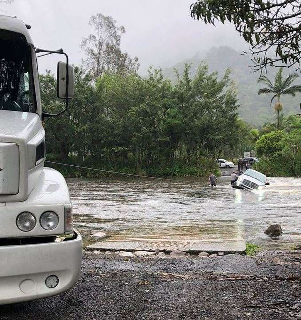 Motorista Tenta Atravessar Ponte E Picape De Luxo Cai Em Rio De Sc