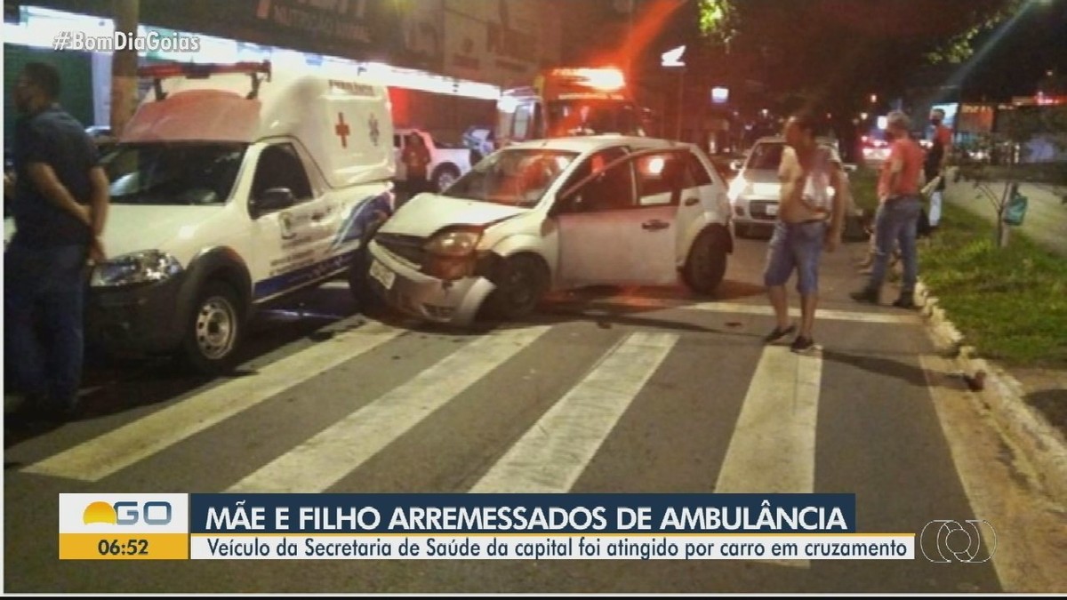 Mãe e filho são arremessados de ambulância durante acidente em Goiânia