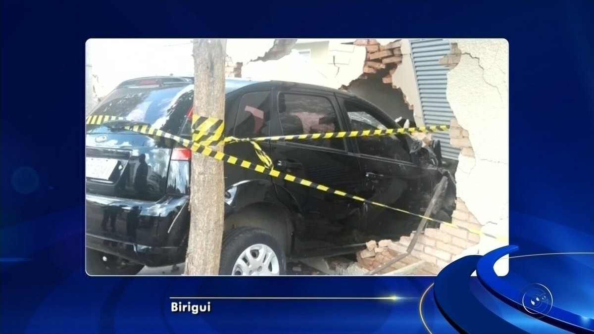 Muro fica destruído após carro atingir casa em Birigui São José do