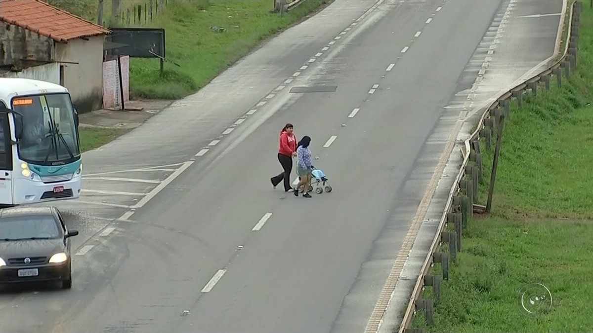 Pedestres Se Arriscam Ao Atravessar Rodovia E Ignoram Passarela Em