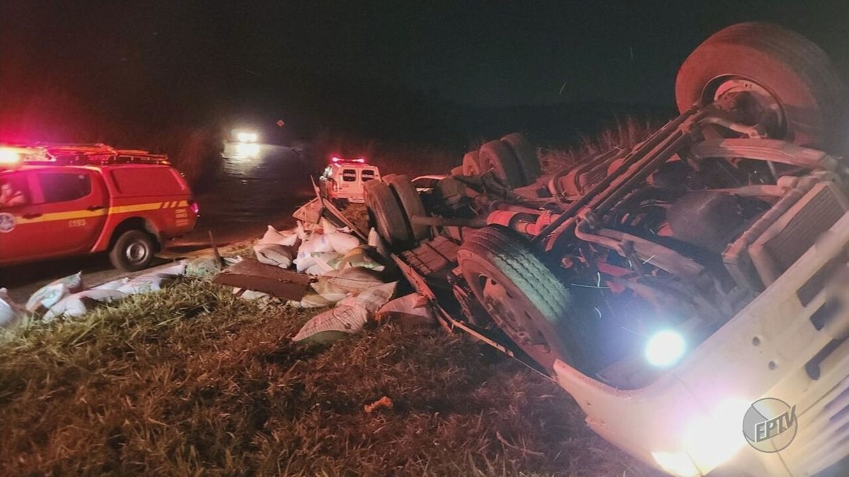 Idoso morre após caminhão que transportava café tombar na MGC 491 em