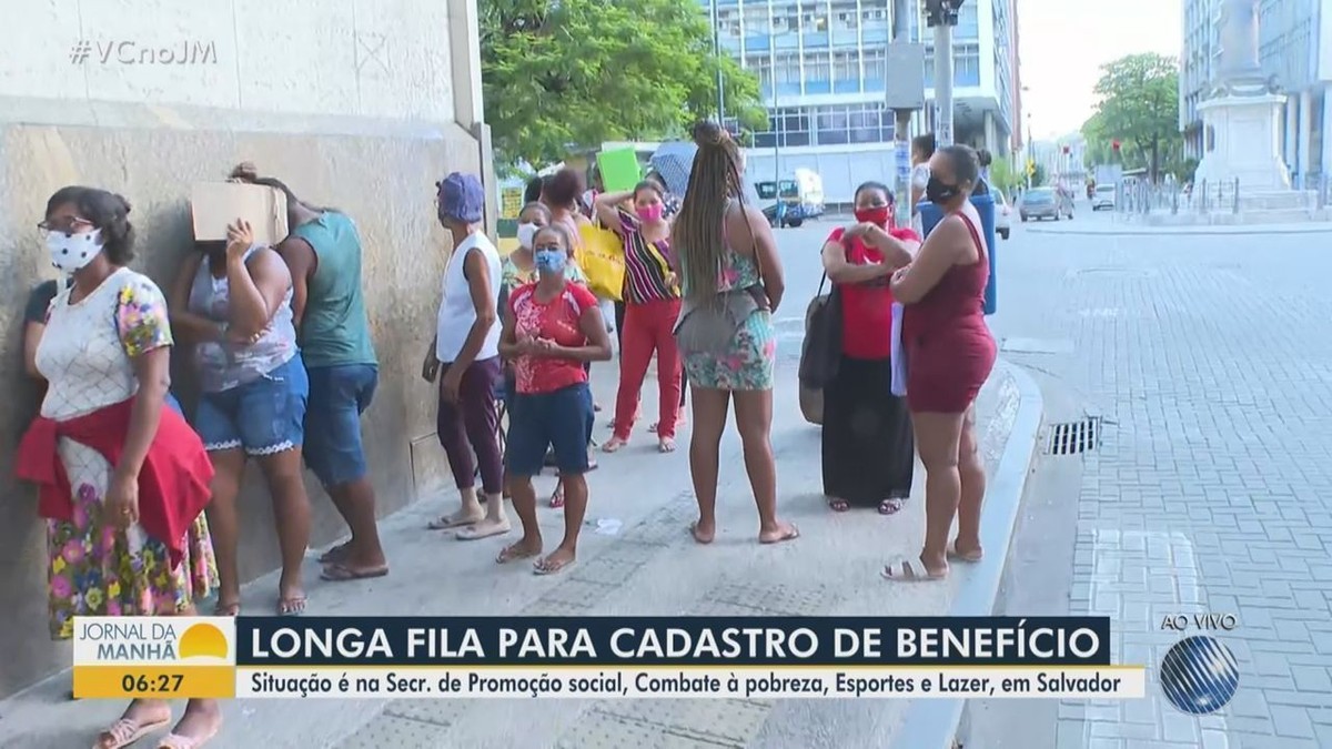 Beneficiários de Salvador formam fila para cadastro em programa social