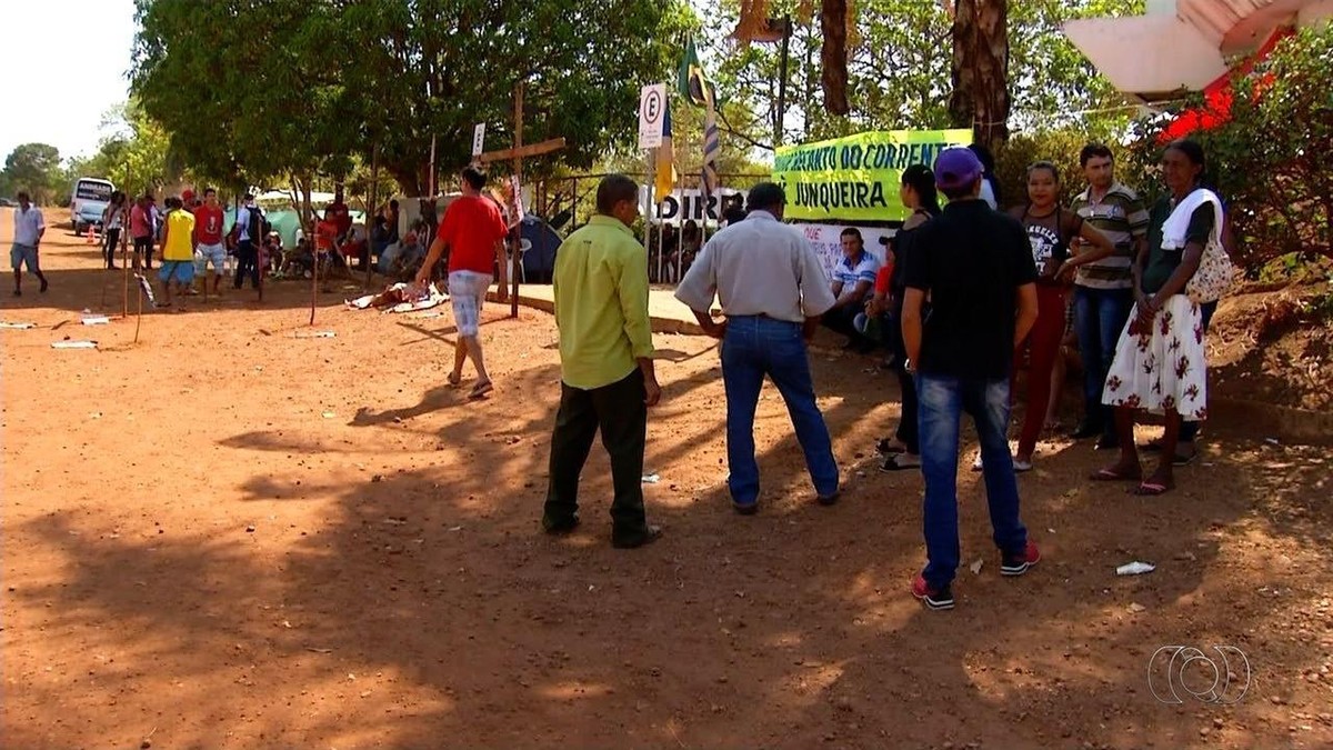 Integrantes Do Mst Protestam Em Acampamento Na Frente Do Incra De