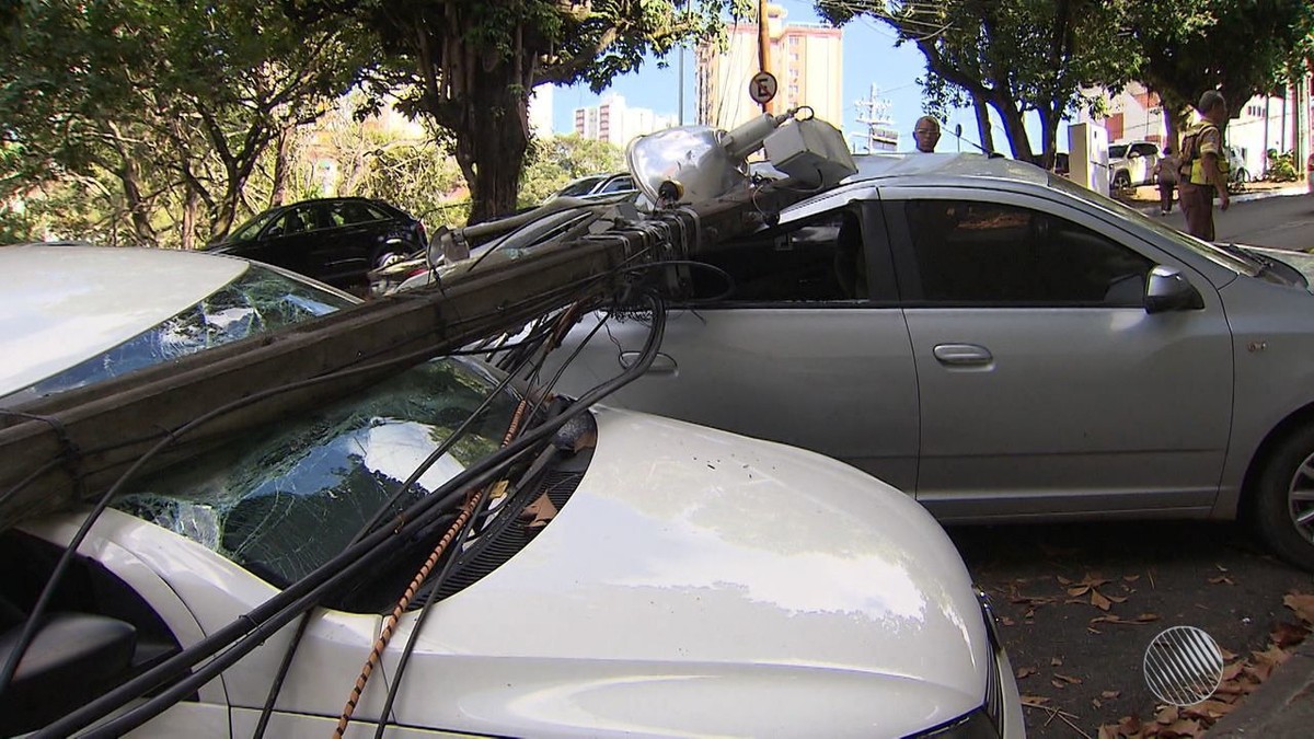 Poste Cai Em Cima De Dois Carros Estacionados Em Frente A Hospital