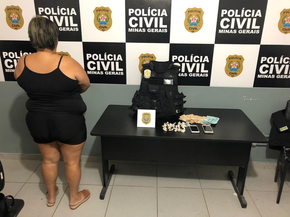 Em Opera O Cemit Rio Maldito Pol Cia Civil Flagra Mulher Coca Na Dentro Da Vagina Em