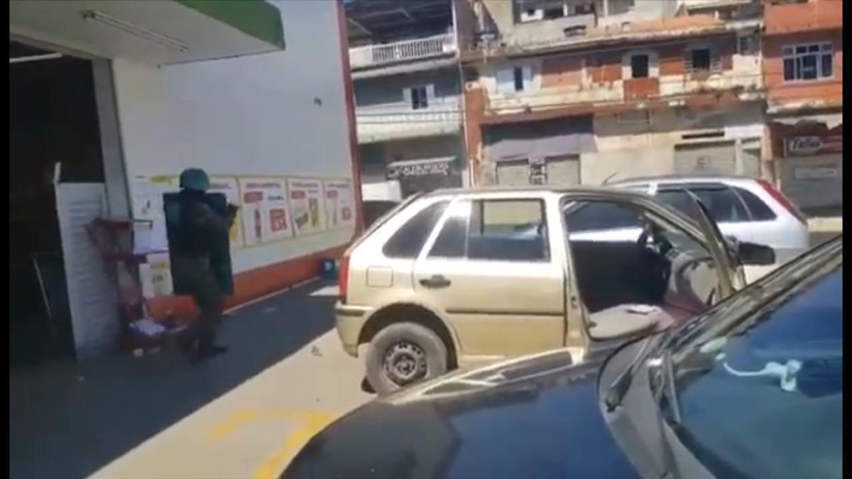 Vídeos mostram troca de tiros entre assaltantes de carro forte