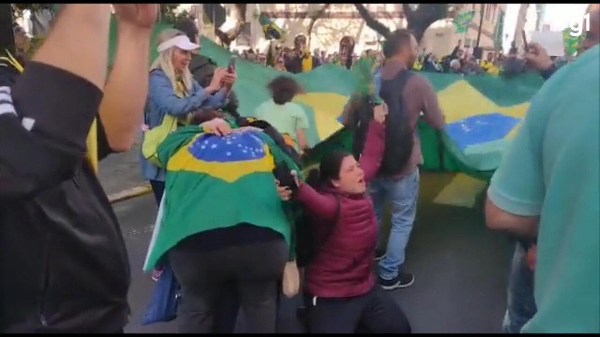 Grupo Bloqueia Ruas Em Frente Ao Comando Militar Do Sul Em Ato Contra