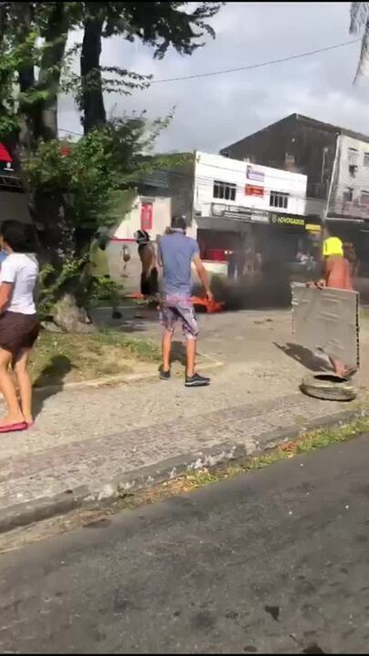 Moradores Fazem Protesto Na Avenida Caxang Por Causa De Pris O De