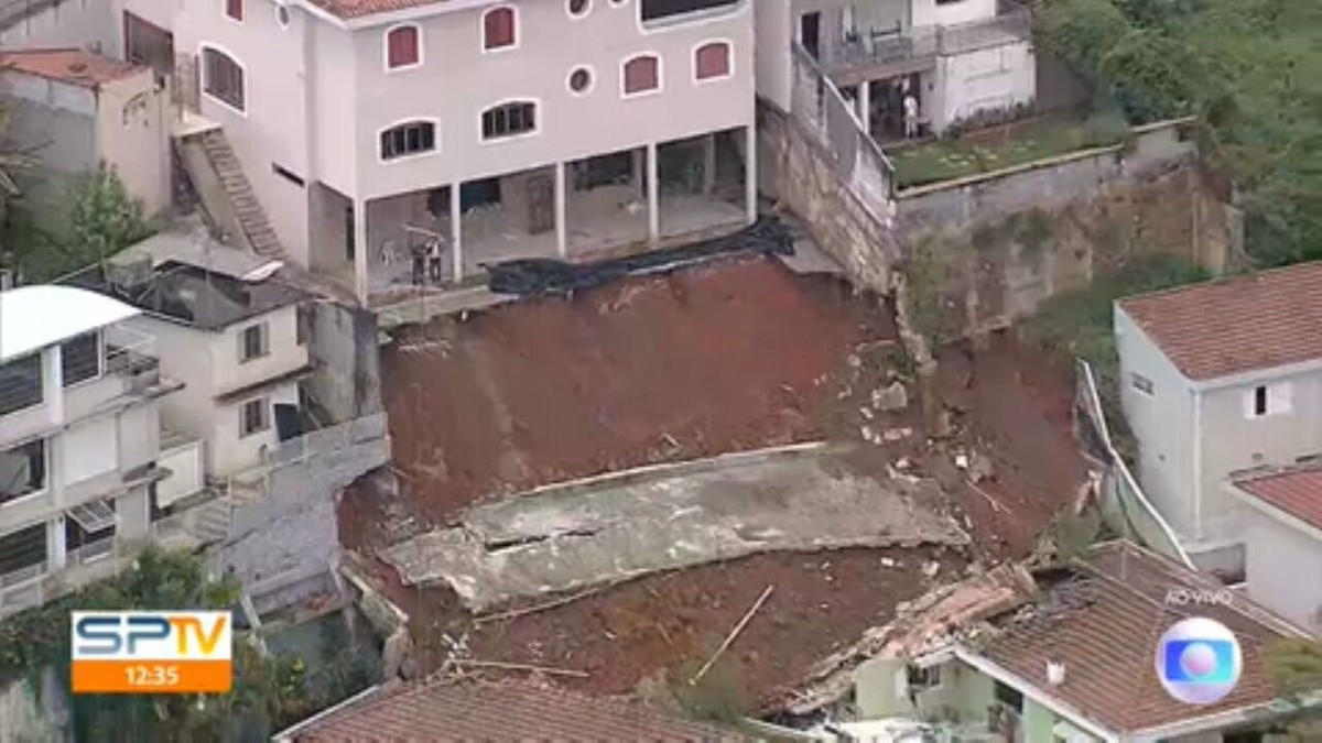 Muro Desaba E Atinge Casas Vizinhas No Bairro Do Trememb Na Zona