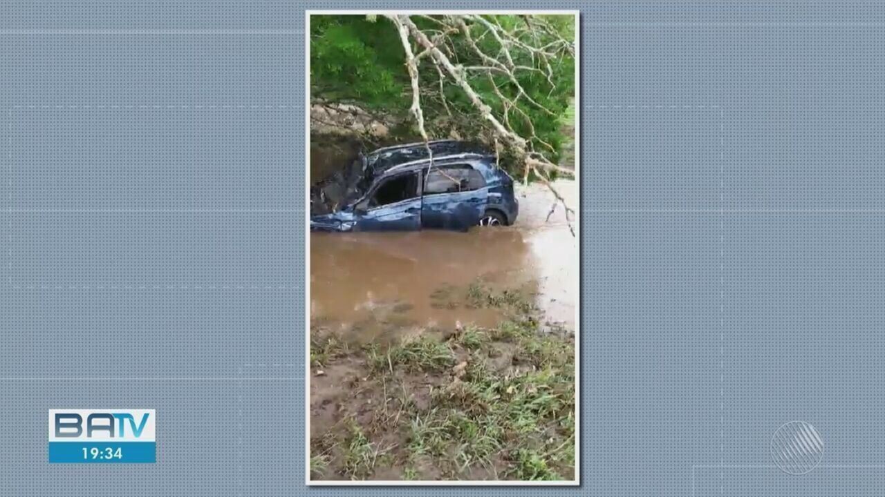 Crianças morrem na Bahia após carro ser arrastado por enxurrada que se