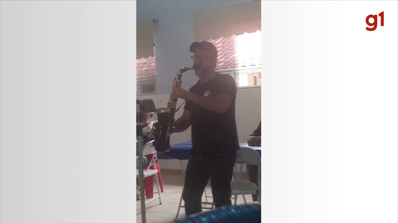 Vestido De Papai Noel Policial Penal Leva M Sica E Alegria A Hospitais