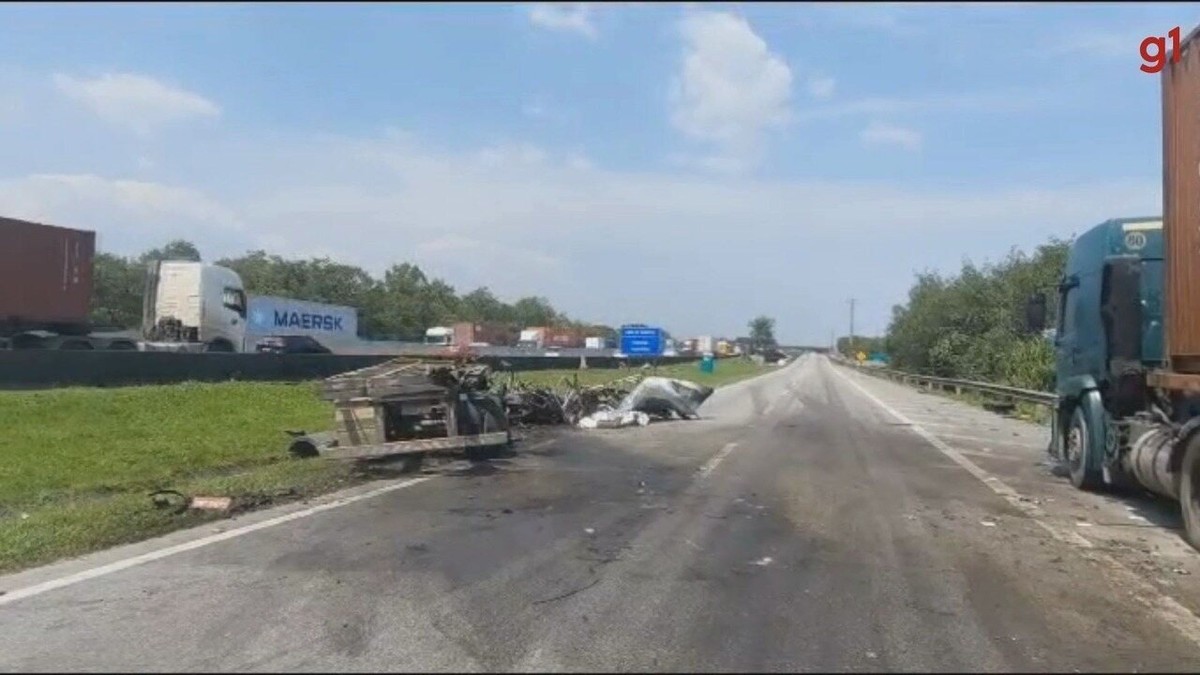 Caminhoneiro Morre Ap S Bater Em Carreta Parada No Acostamento E