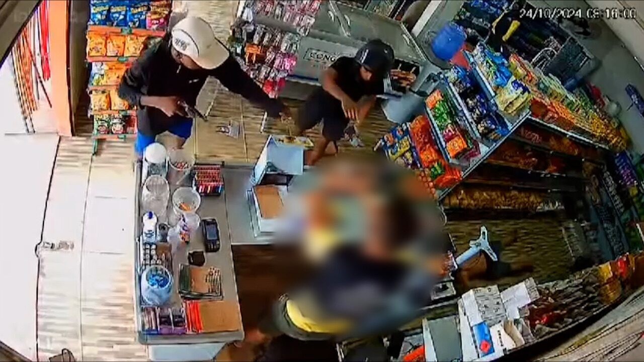 V Deo Criminosos Armados Rendem Funcion Rio E Clientes Em Assalto A