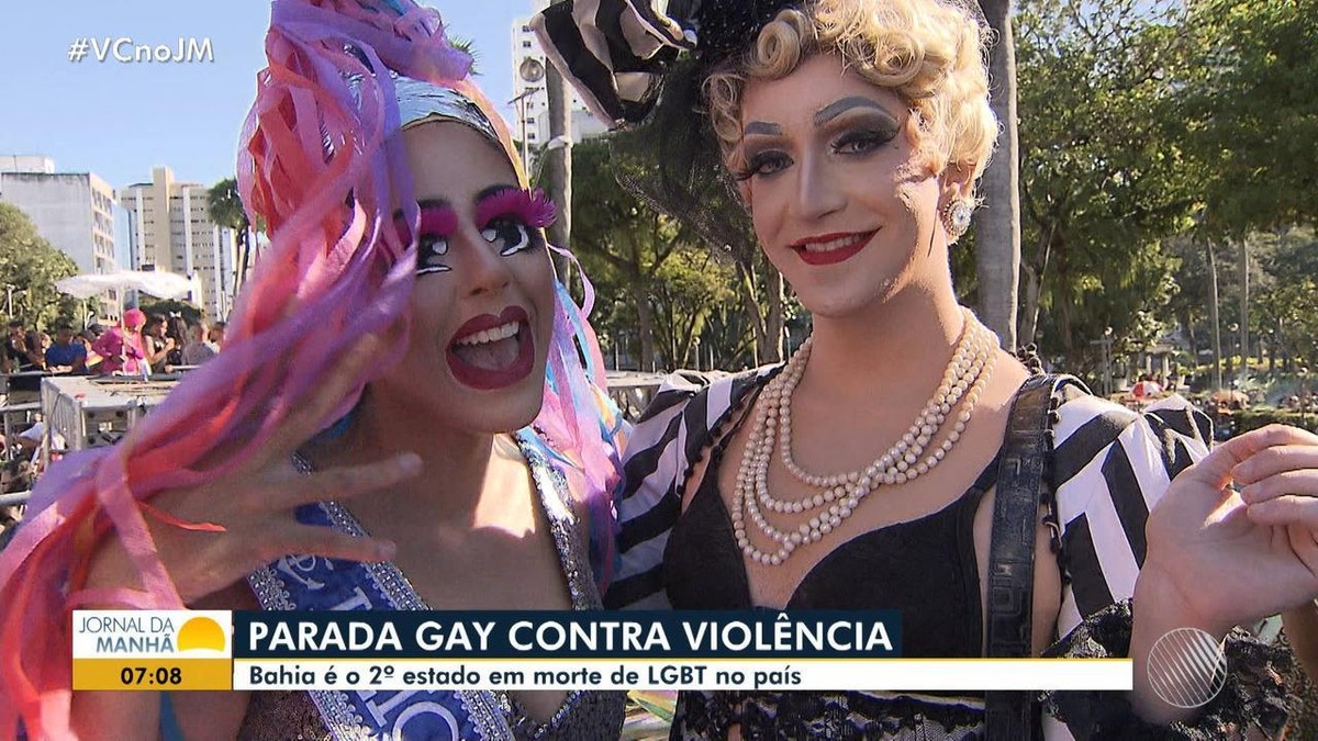 tema Abraço à diversidade 17ª Parada LGBT da Bahia reúne