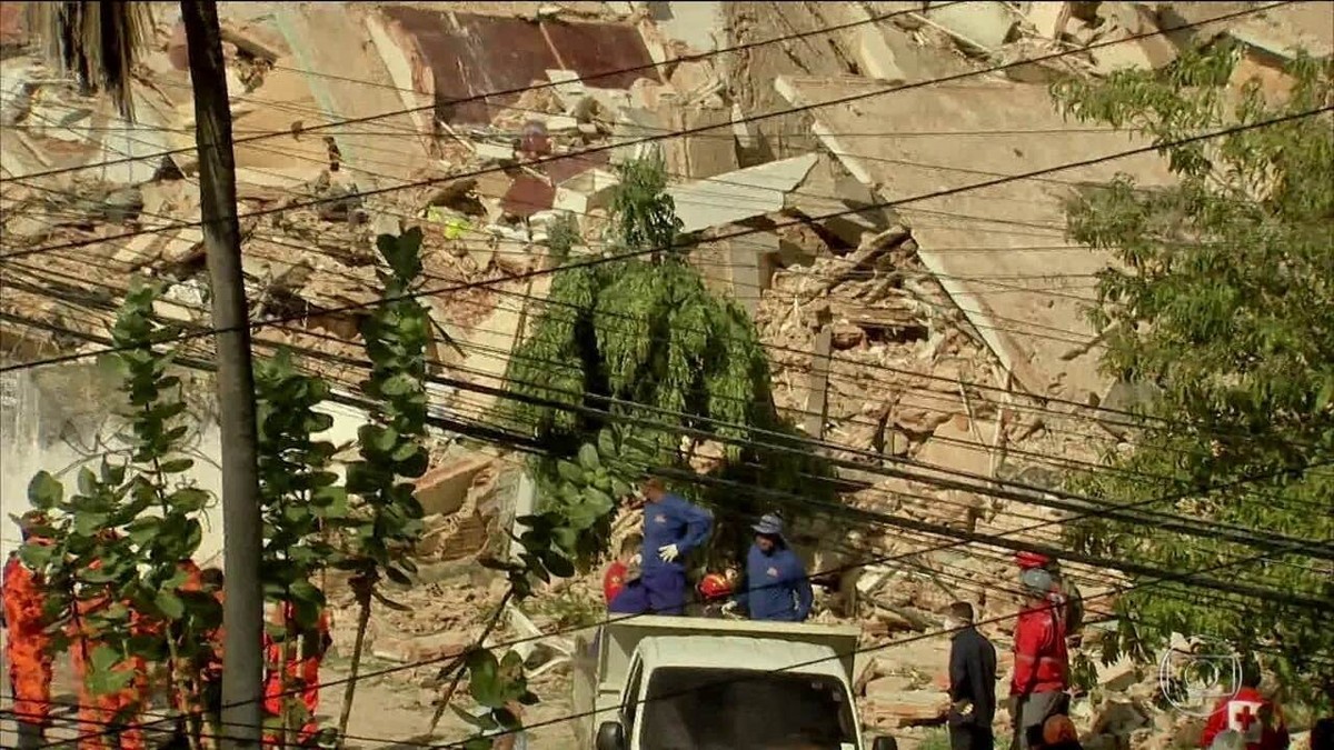 Pr Dio Residencial Desaba Em Fortaleza E Deixa Feridos Cear G