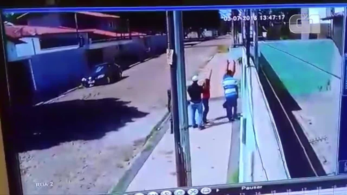 Vídeo flagra trio suspeito de roubar carro e fazer arrastão em