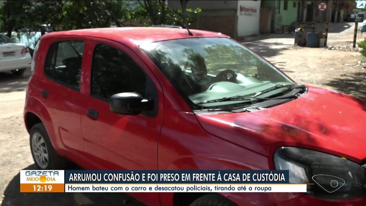 Homem Bate Carro Xinga Policiais E Urina Na Frente De PM Durante