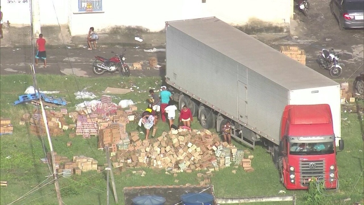 PMs recuperam carga roubada de carreta em favela no Jardim América na