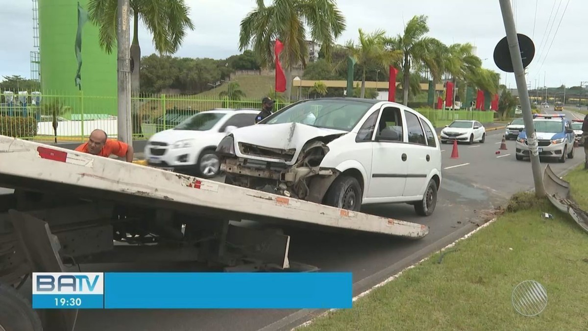 Leo Na Pista Carro Derrapa E Motorista Fica Ferido Ap S Bater Em